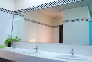 установка зеркала в общественный туалет